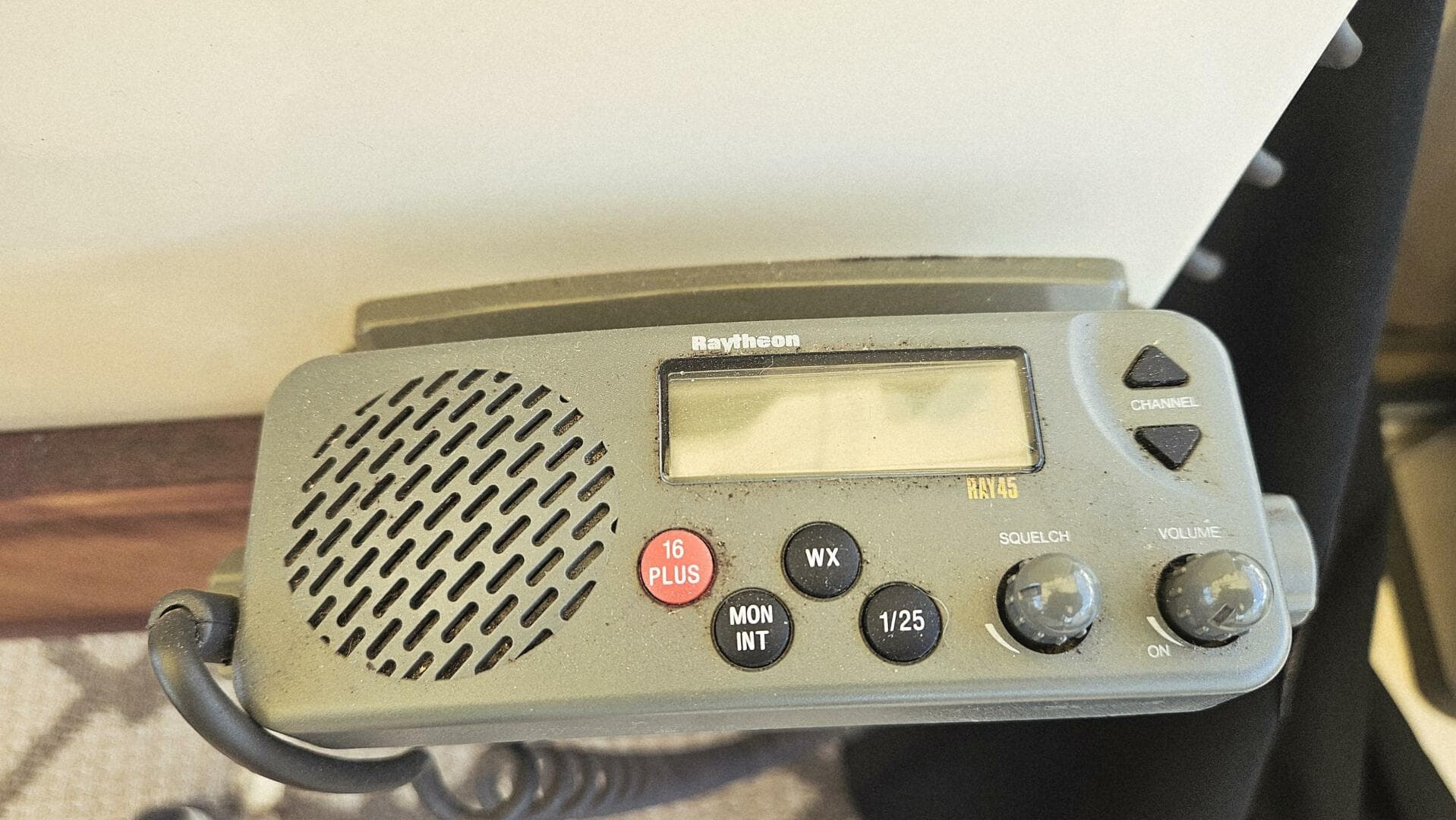 1986 Chris-Craft 381 Catalina — photo 16