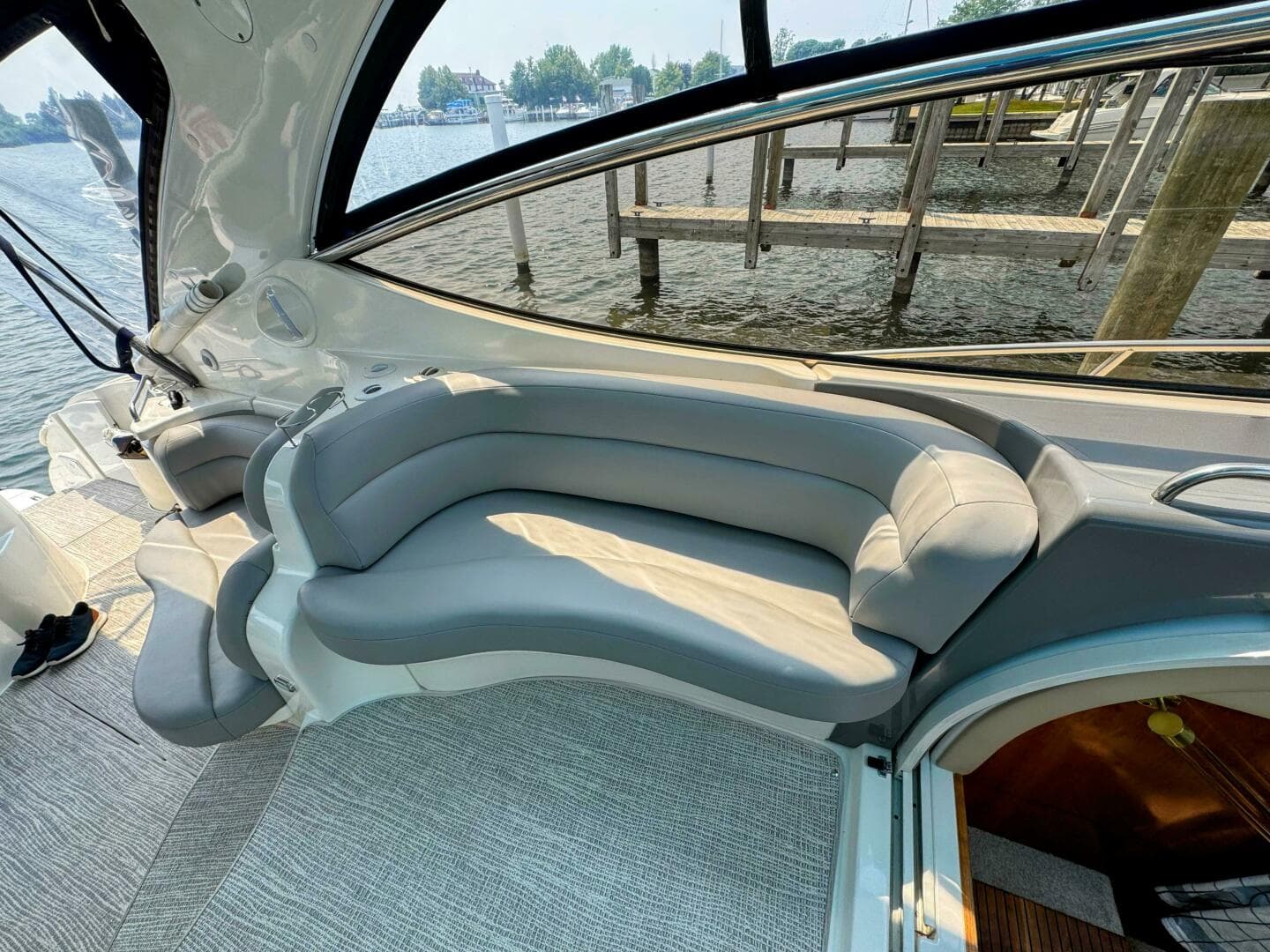 2005 Cruisers Yachts 540 Express — photo 27