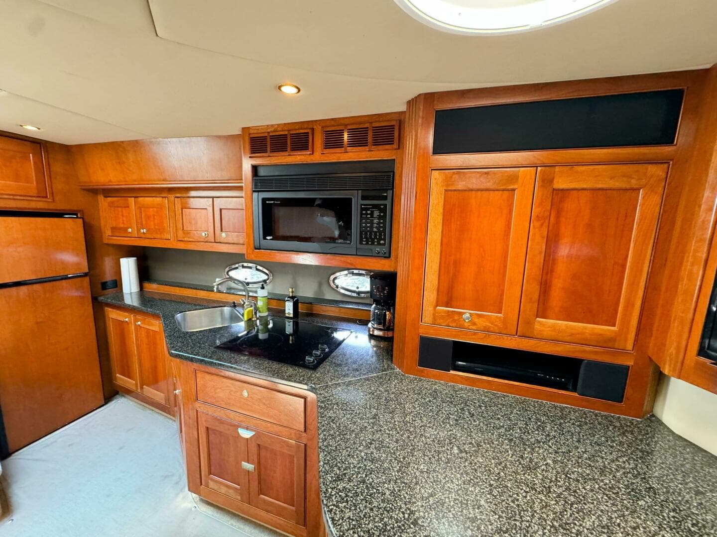 2005 Cruisers Yachts 540 Express — photo 43