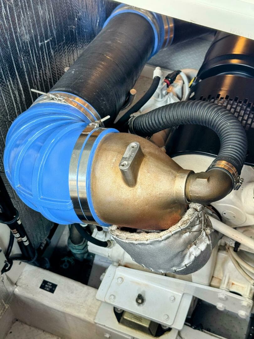 2005 Cruisers Yachts 540 Express — photo 74