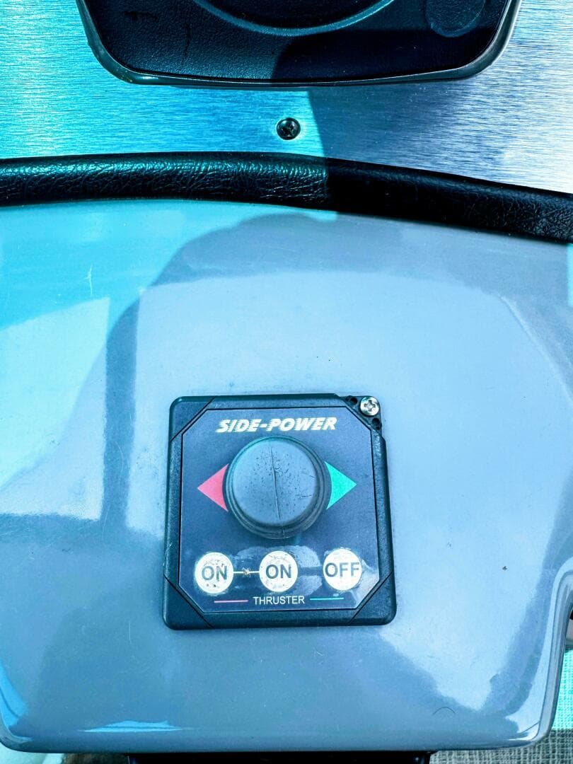 2005 Cruisers Yachts 540 Express — photo 36