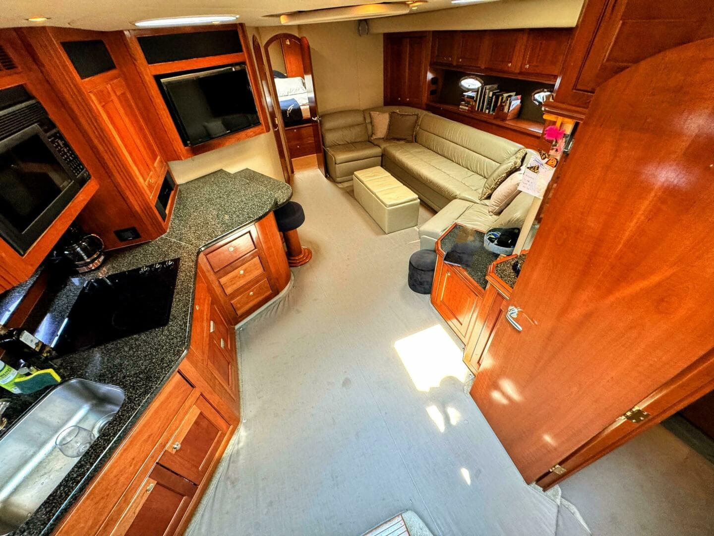 2005 Cruisers Yachts 540 Express — photo 4
