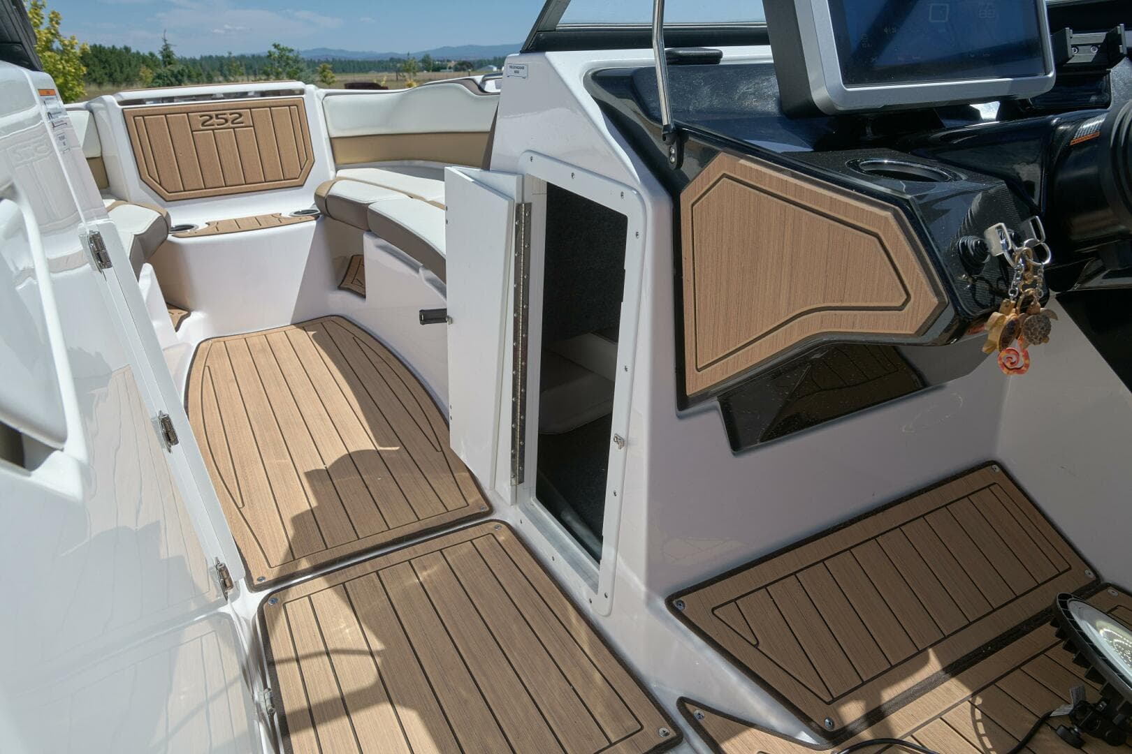 2023 Yamaha Boats 252S — photo 22