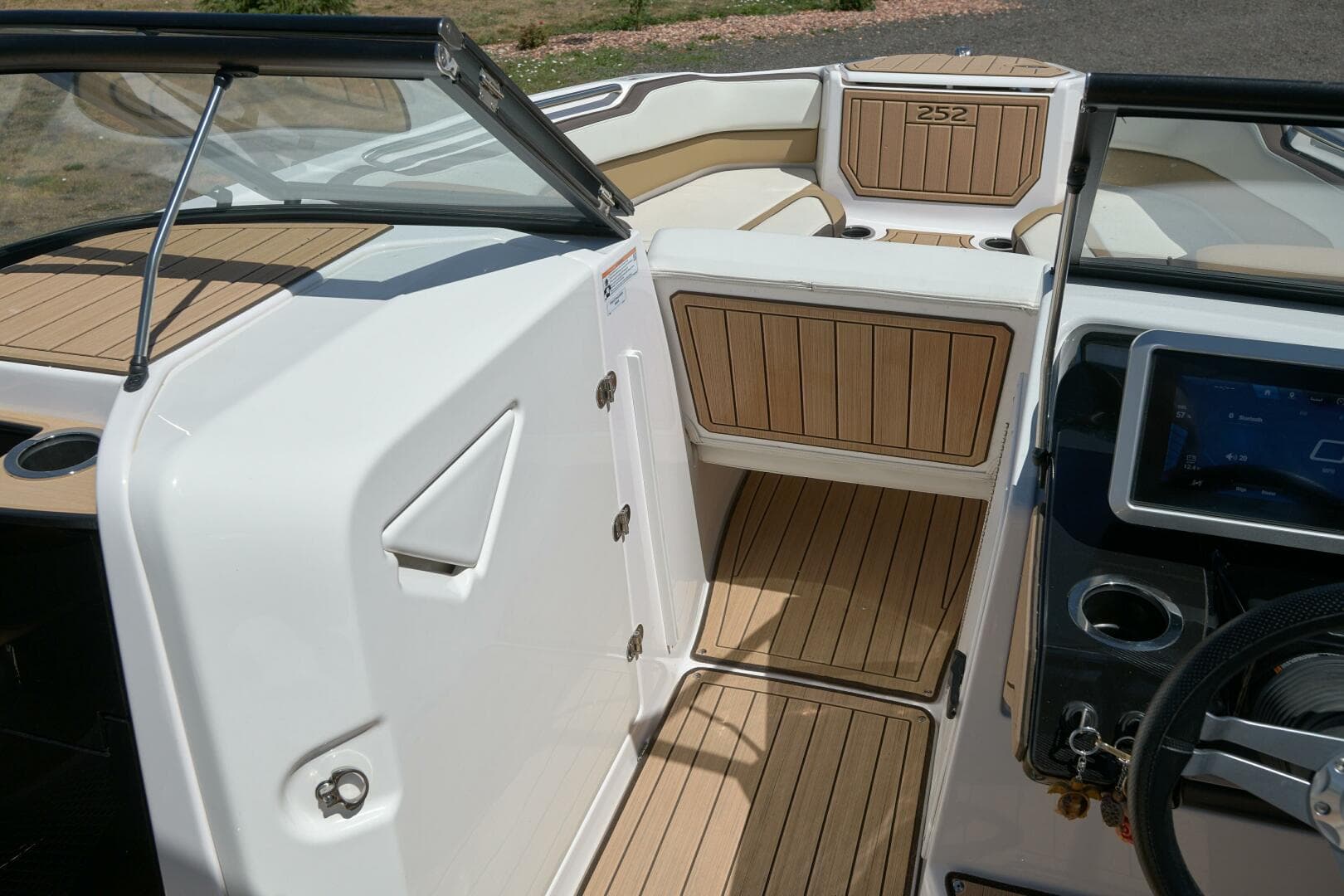 2023 Yamaha Boats 252S — photo 23