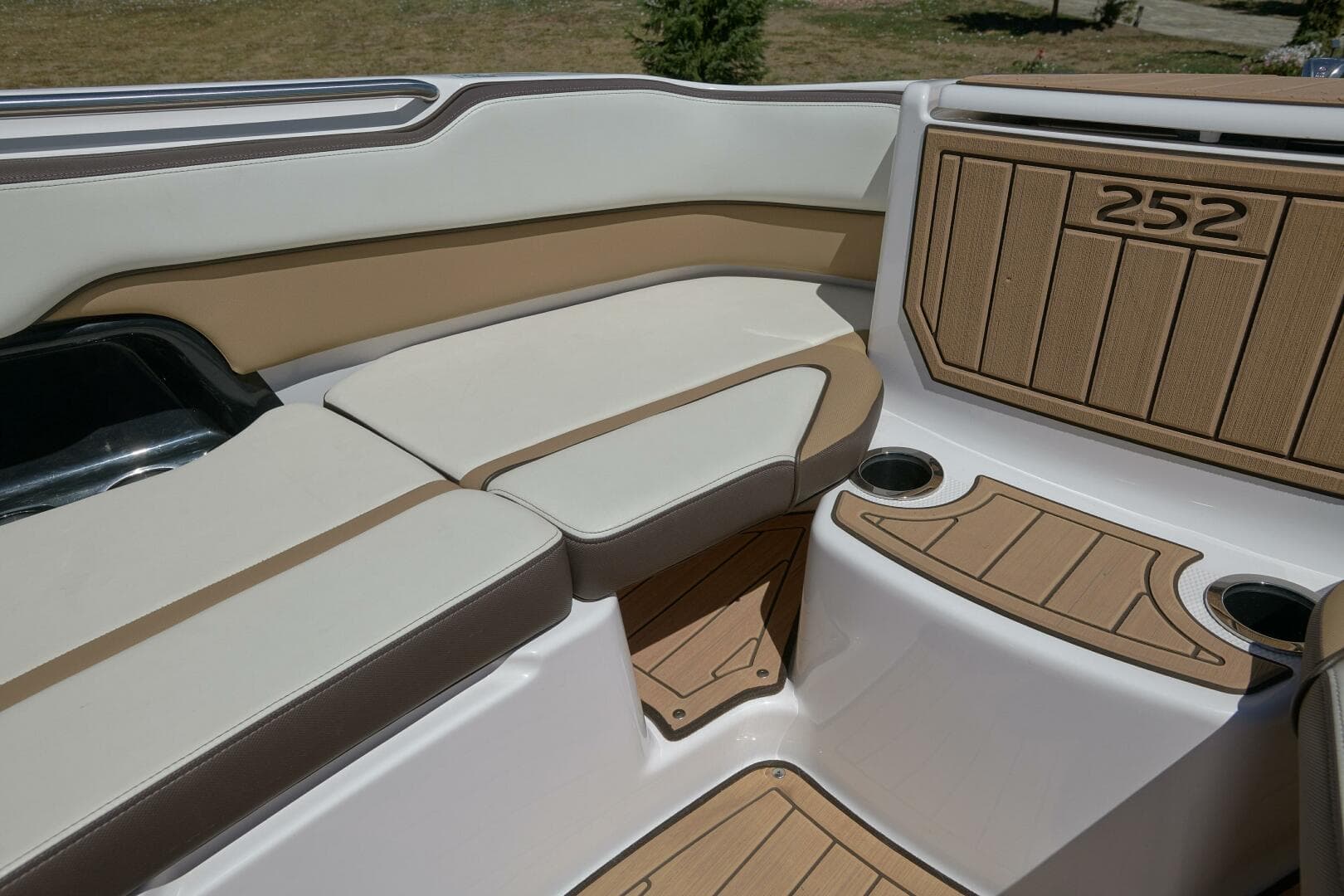 2023 Yamaha Boats 252S — photo 18