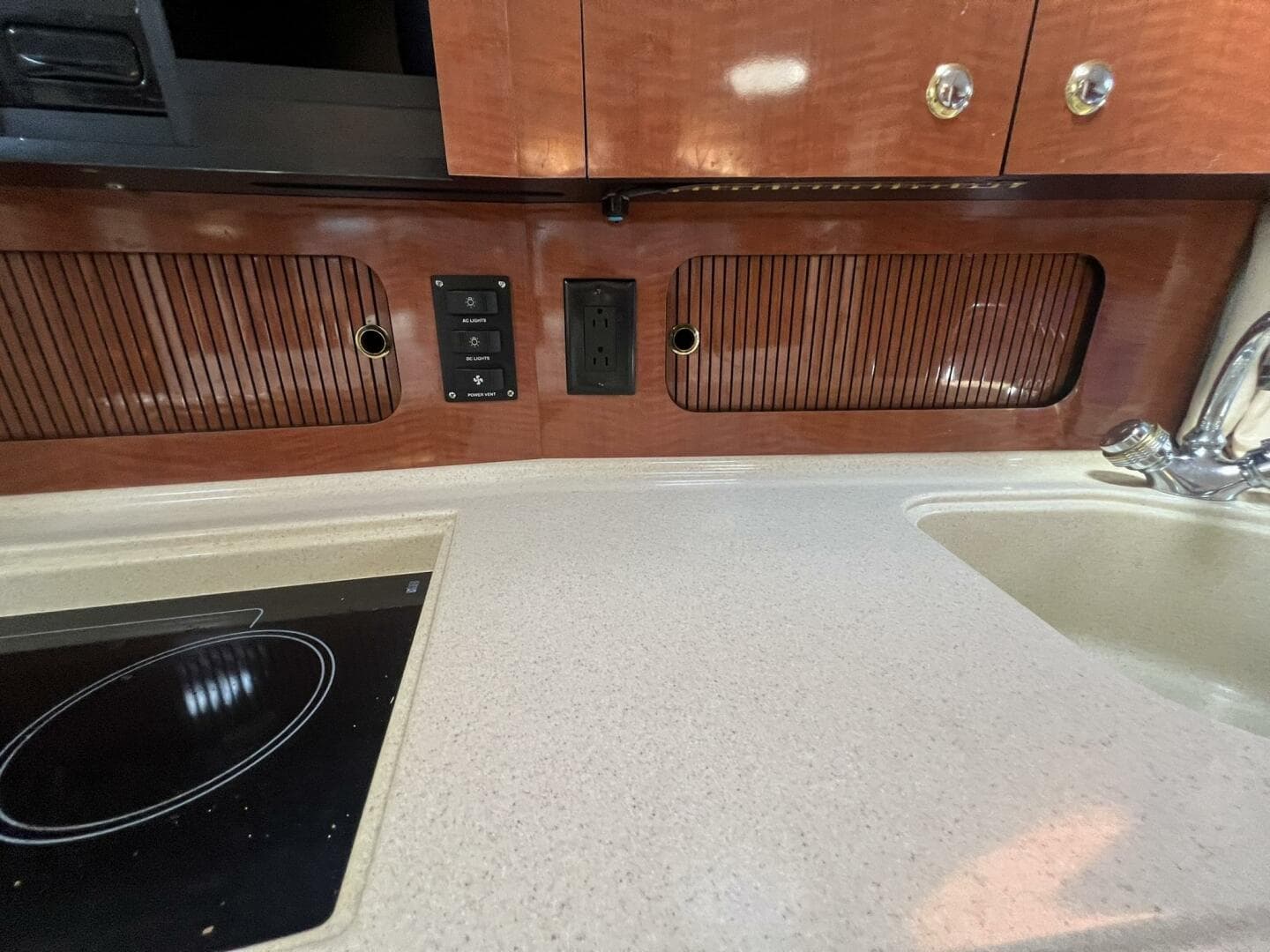 2003 Sea Ray 320 Sundancer — photo 45