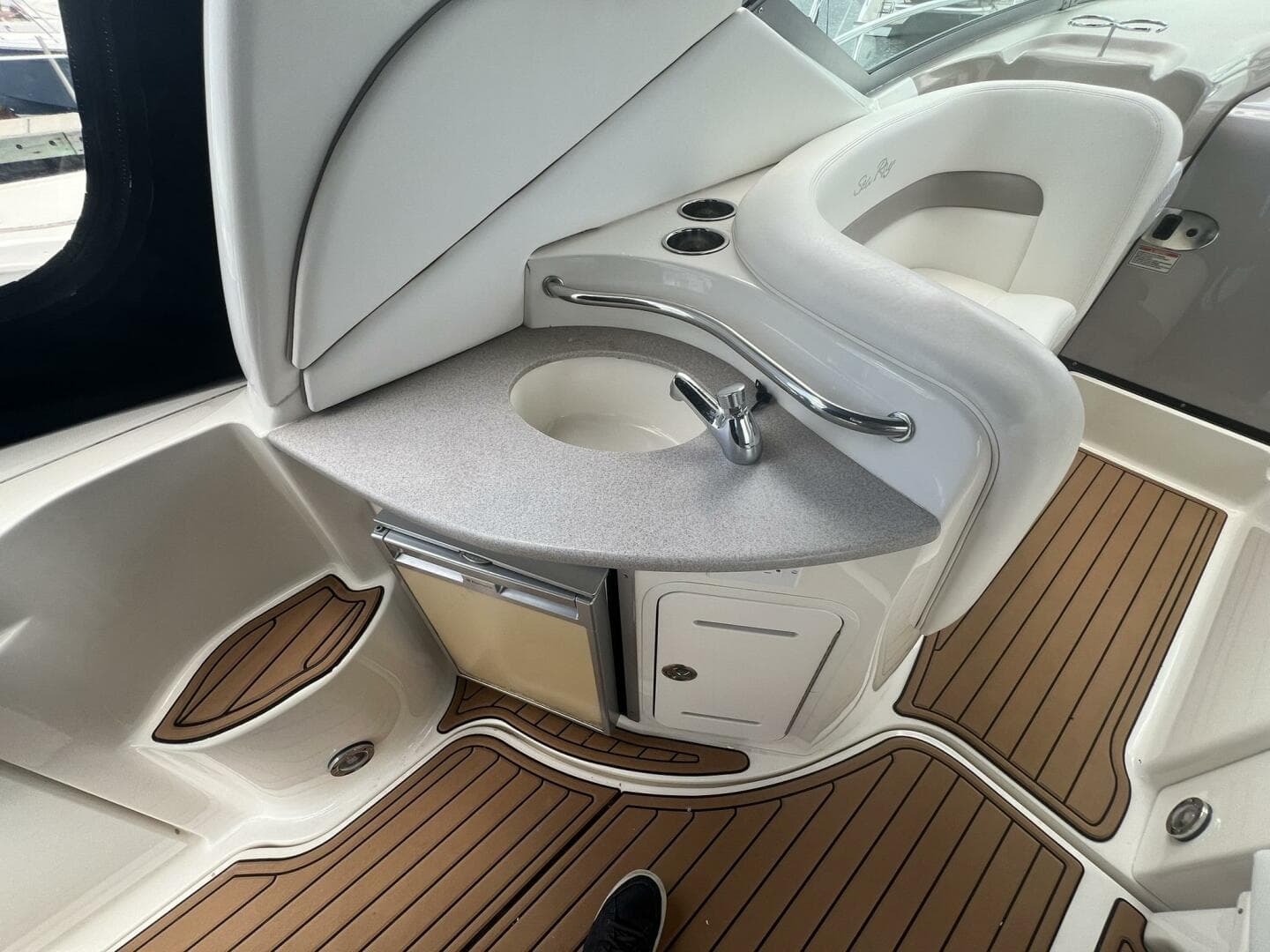 2003 Sea Ray 320 Sundancer — photo 26