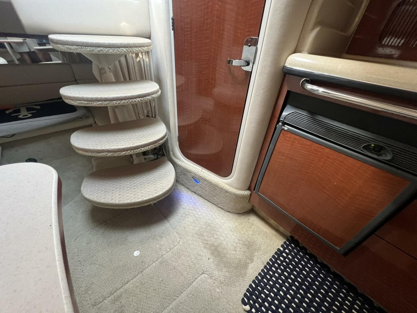 2003 Sea Ray 320 Sundancer — photo 36