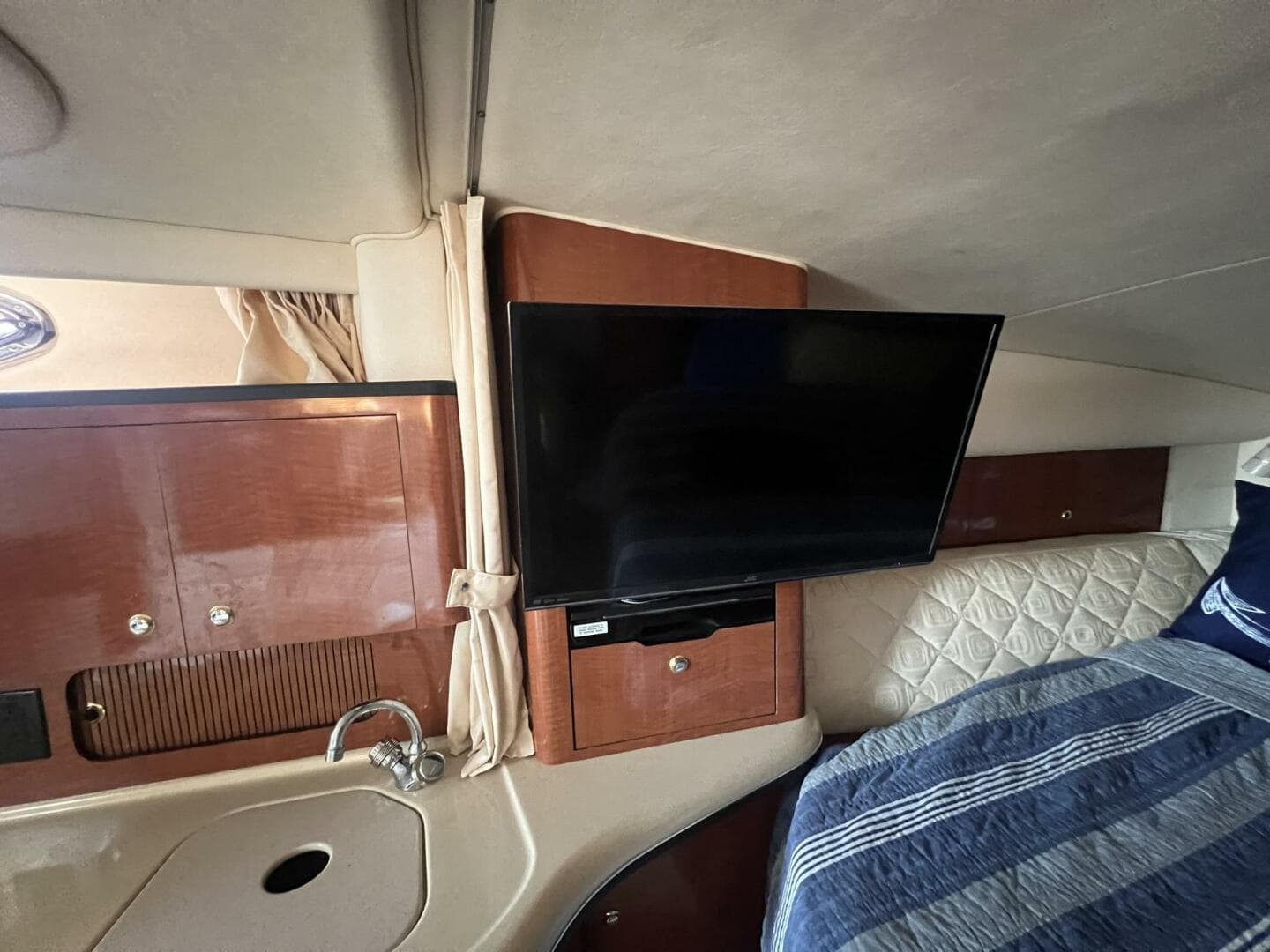 2003 Sea Ray 320 Sundancer — photo 47