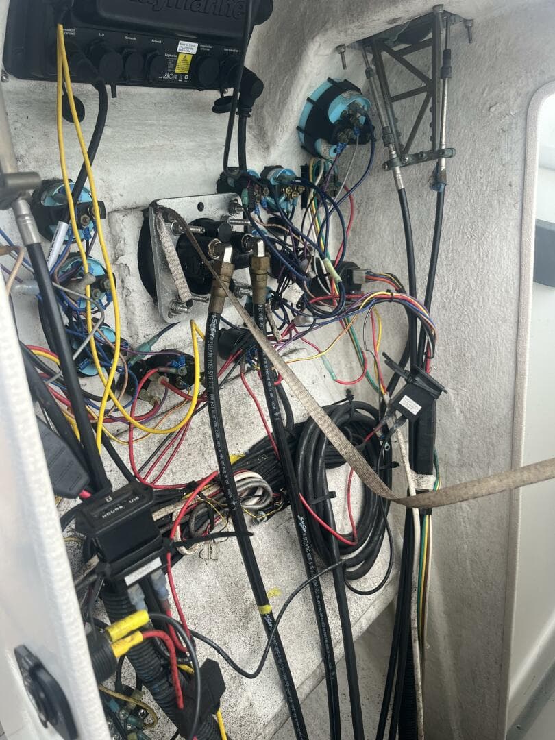 1976 Uniflite 28 Salty Dog — photo 44