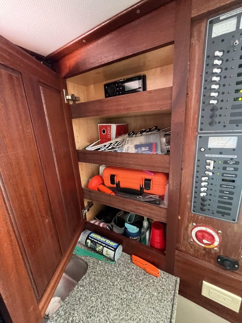 1976 Uniflite 28 Salty Dog — photo 19