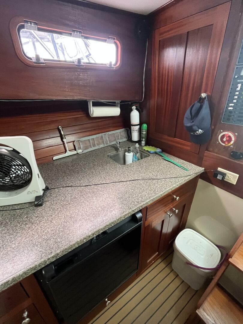 1976 Uniflite 28 Salty Dog — photo 17