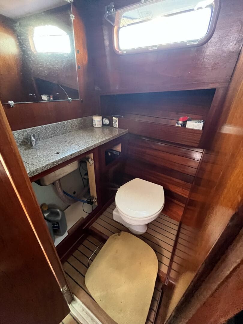 1976 Uniflite 28 Salty Dog — photo 25