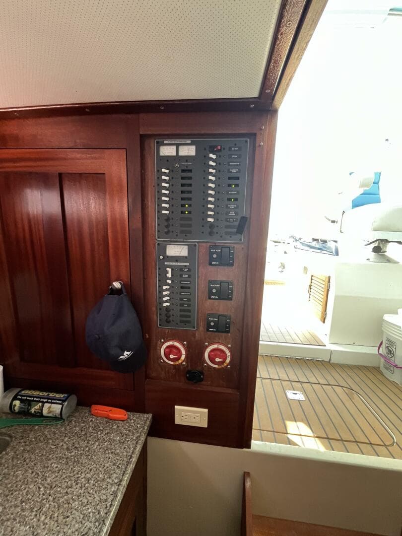 1976 Uniflite 28 Salty Dog — photo 15