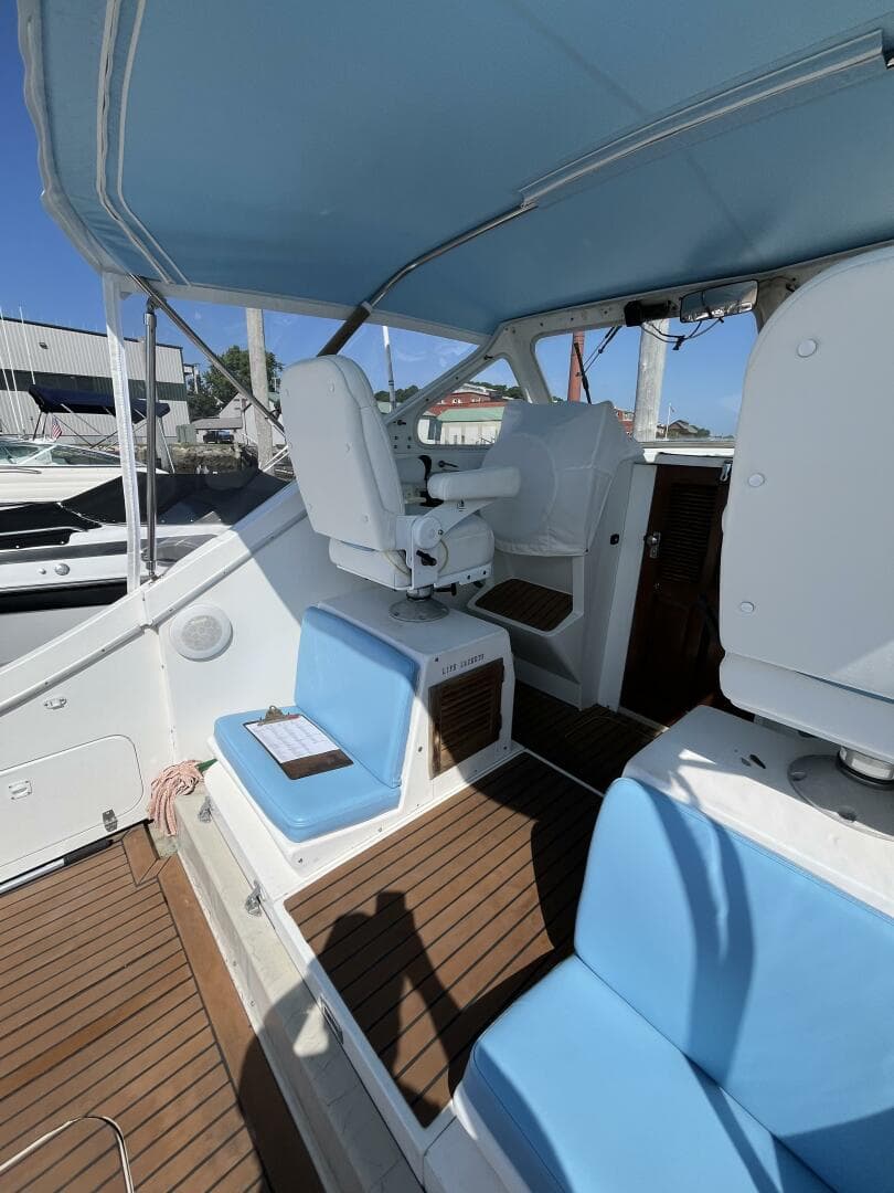 1976 Uniflite 28 Salty Dog — photo 9