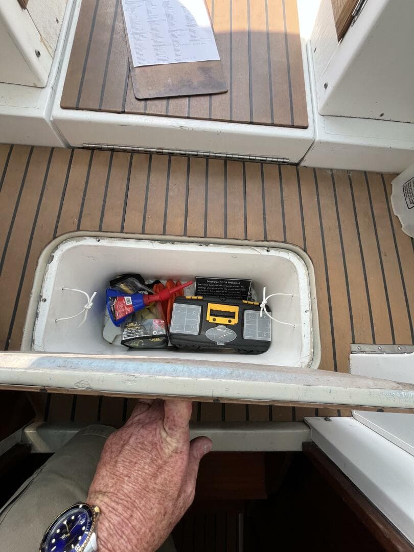 1976 Uniflite 28 Salty Dog — photo 29