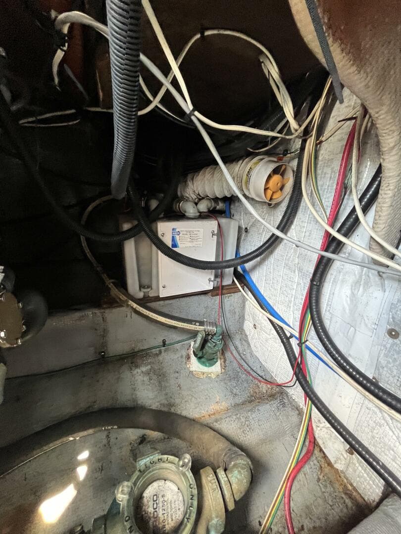 1976 Uniflite 28 Salty Dog — photo 46