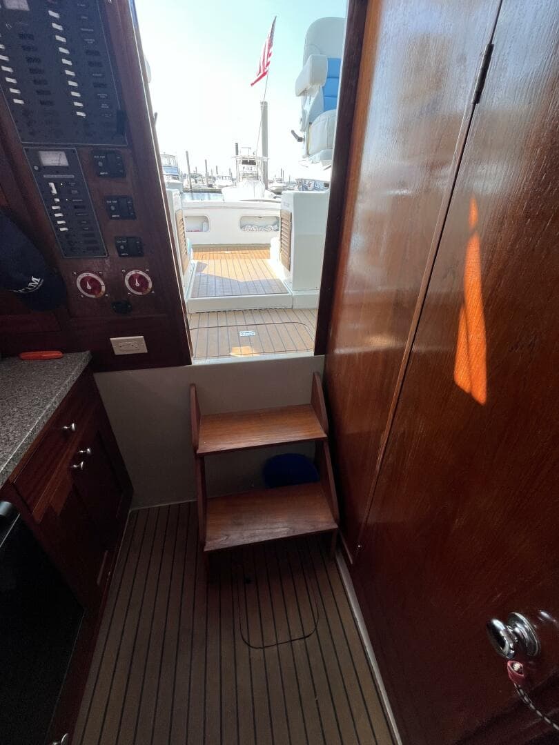 1976 Uniflite 28 Salty Dog — photo 14