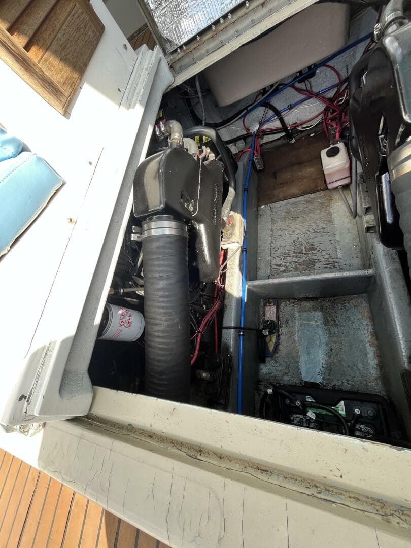 1976 Uniflite 28 Salty Dog — photo 36