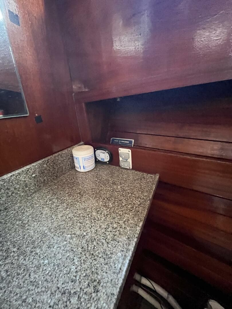 1976 Uniflite 28 Salty Dog — photo 26