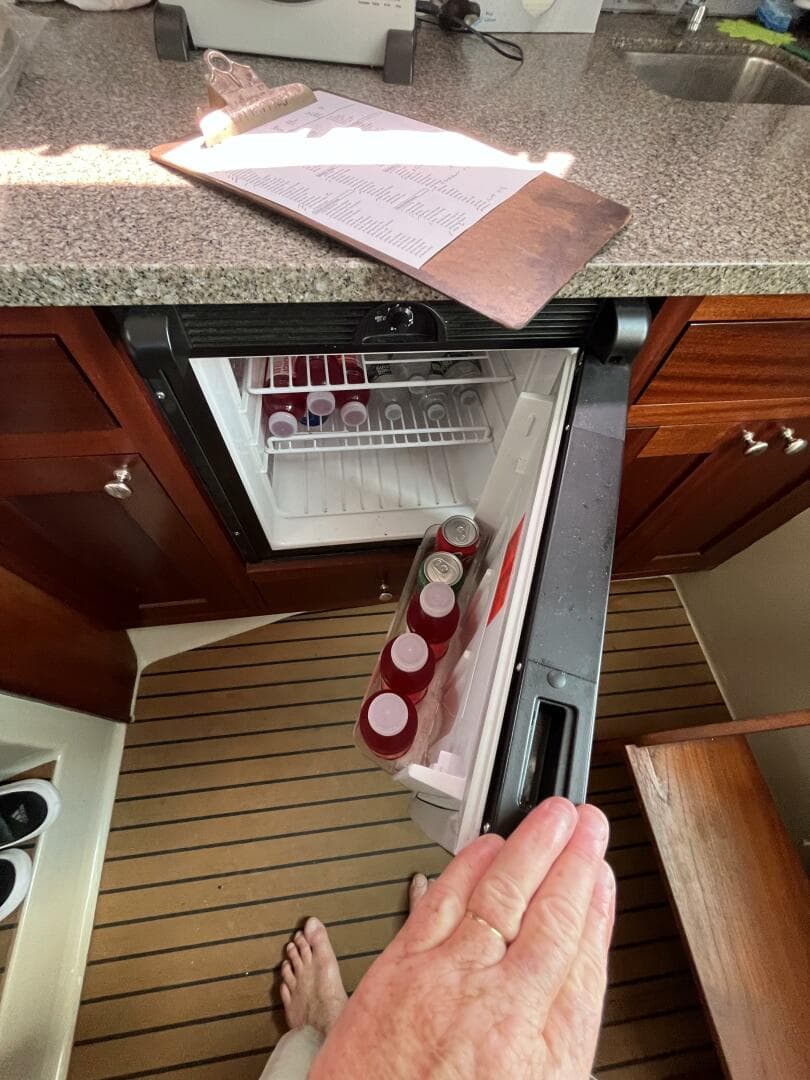 1976 Uniflite 28 Salty Dog — photo 18