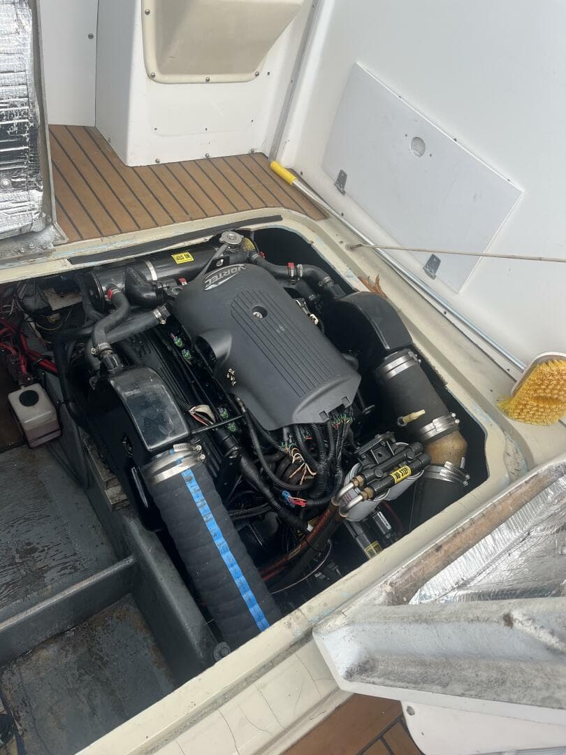 1976 Uniflite 28 Salty Dog — photo 34