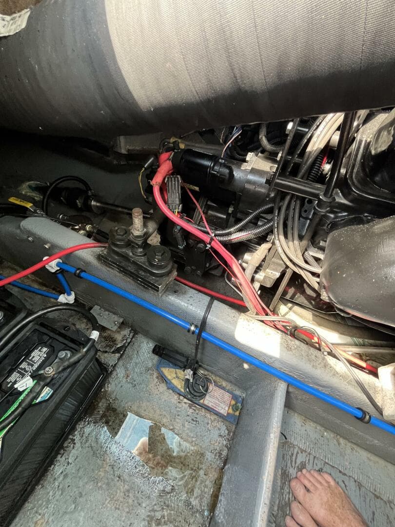 1976 Uniflite 28 Salty Dog — photo 43