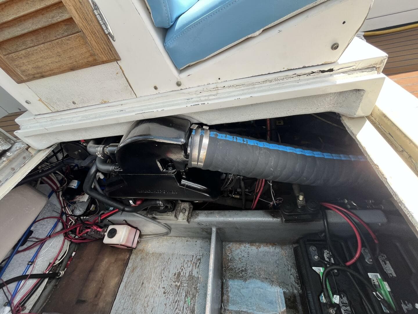 1976 Uniflite 28 Salty Dog — photo 32