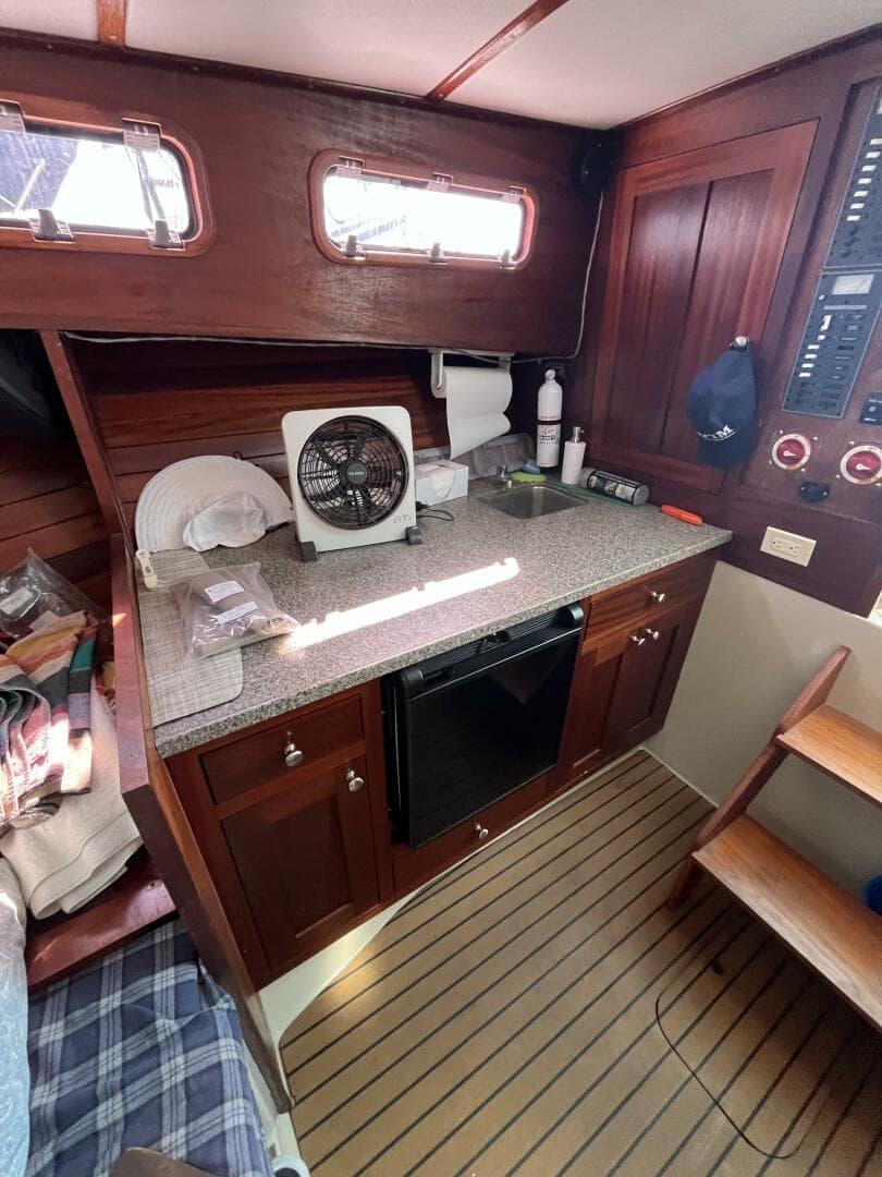 1976 Uniflite 28 Salty Dog — photo 16