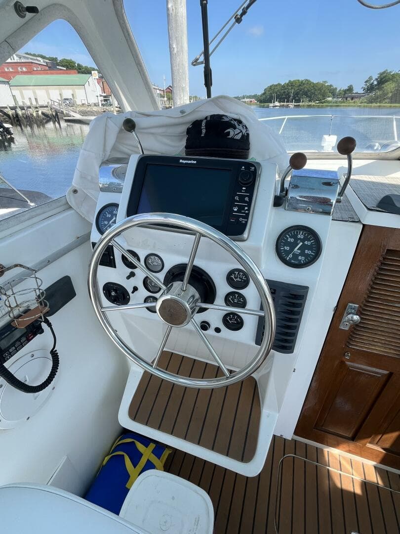 1976 Uniflite 28 Salty Dog — photo 10