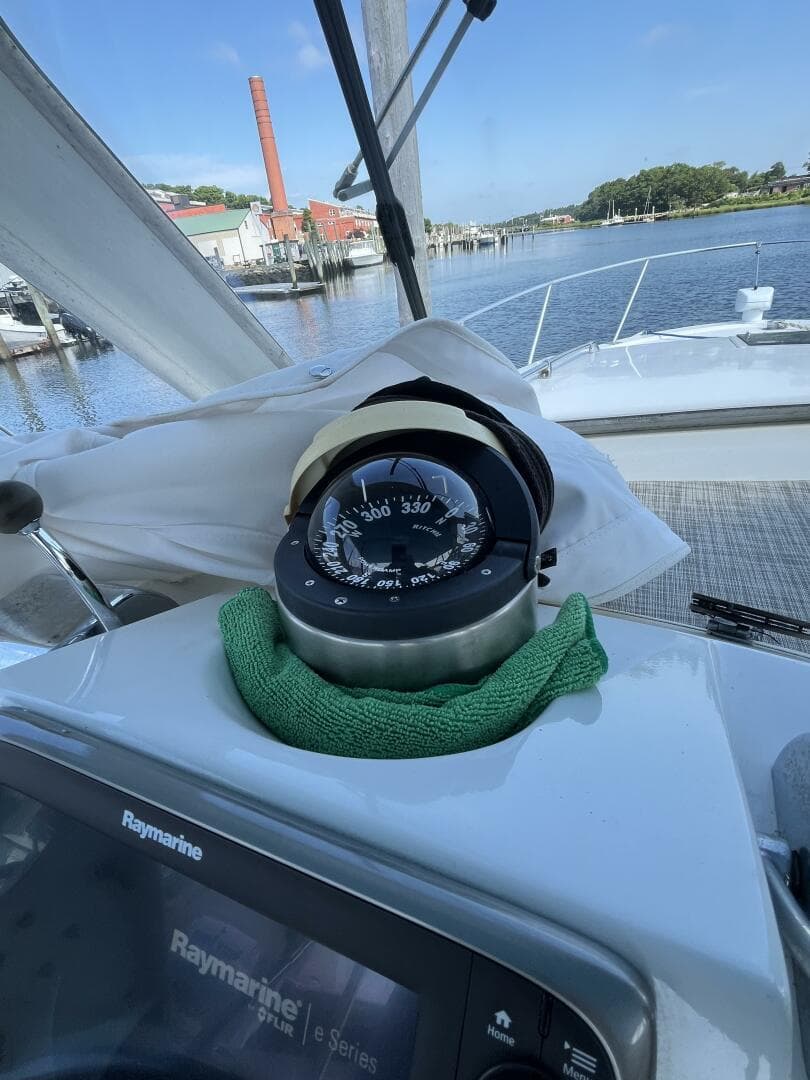 1976 Uniflite 28 Salty Dog — photo 13