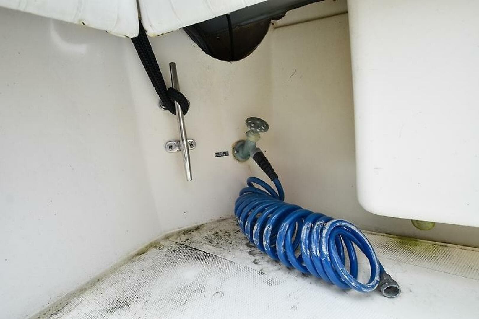 1998 Albemarle 285 Express — photo 26