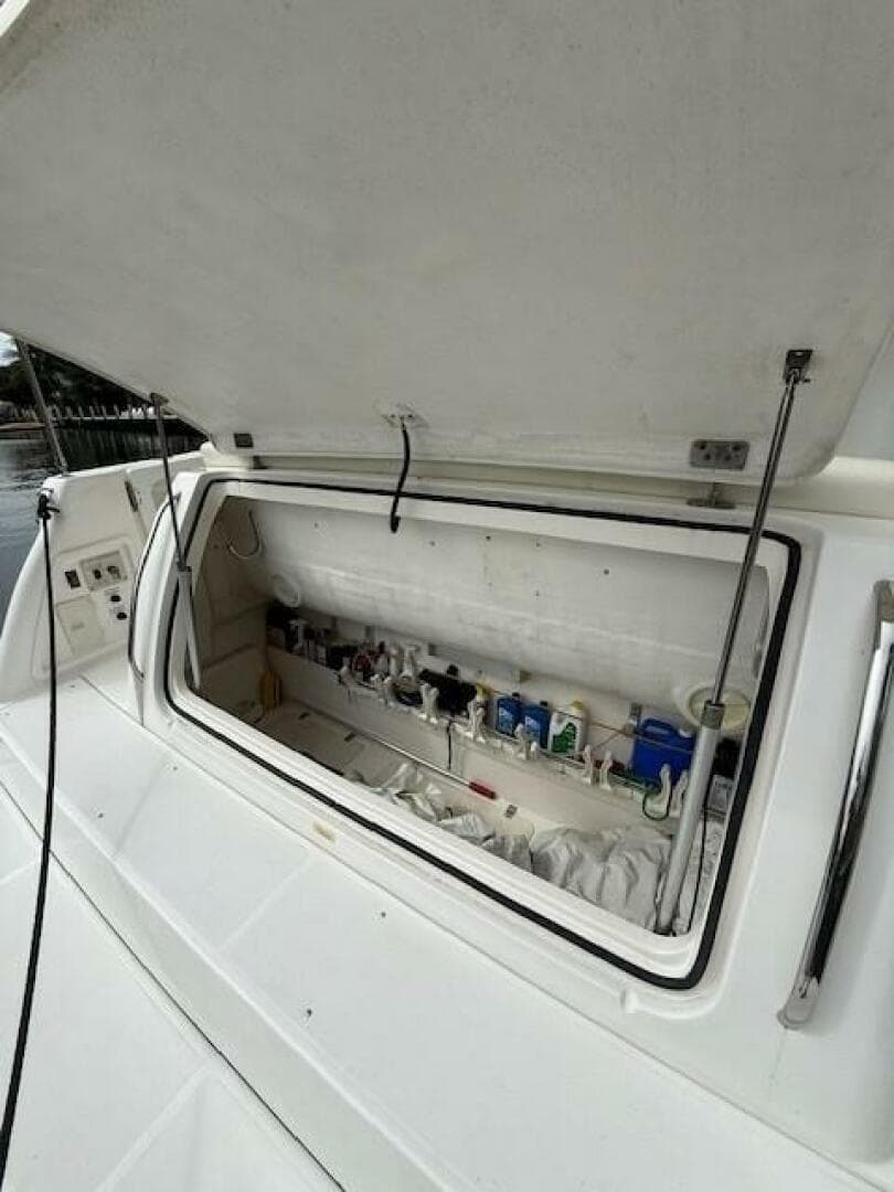 2000 Tiara Yachts 5200 Express — photo 17