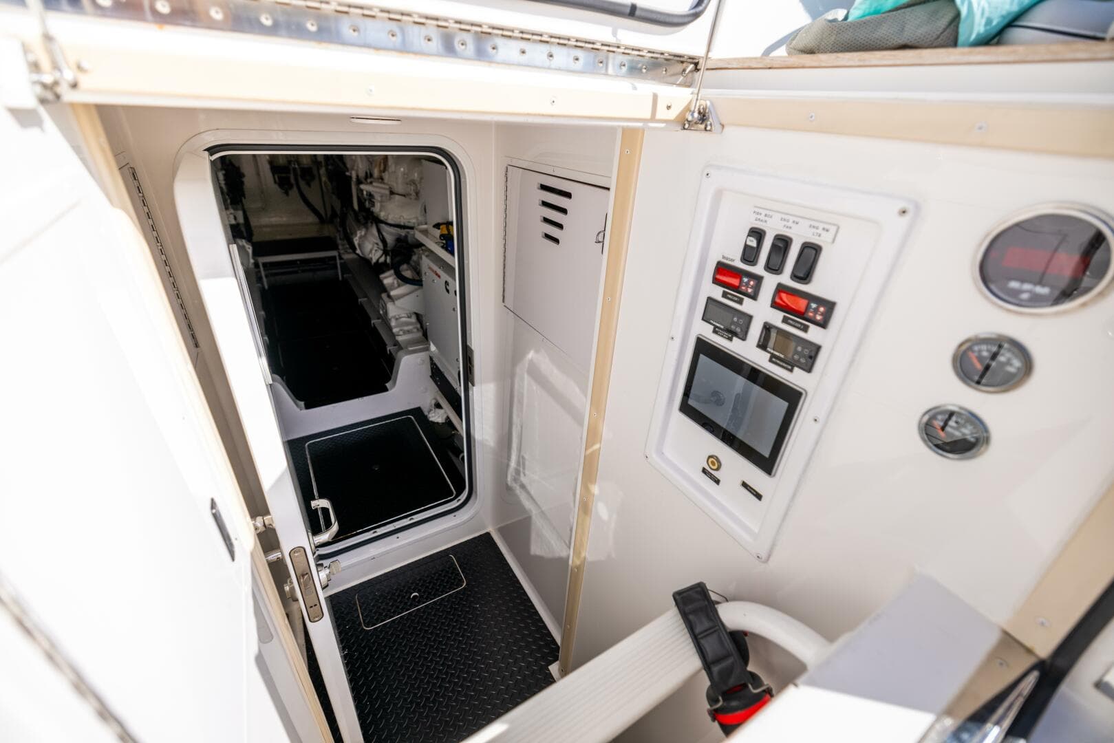 2011 Viking 70 Convertible — photo 63