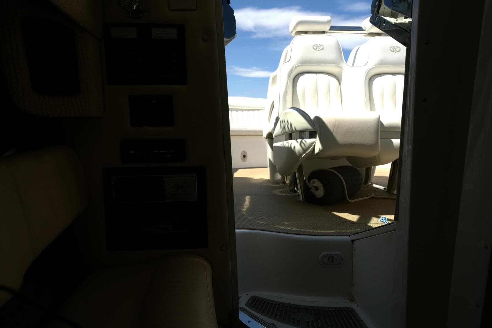 2005 Cobalt 343 — photo 53