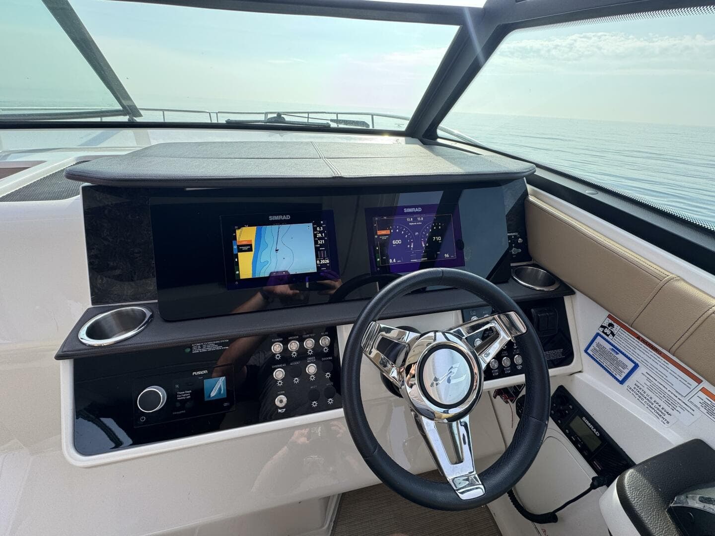 2019 Sea Ray 320 Sundancer — photo 65