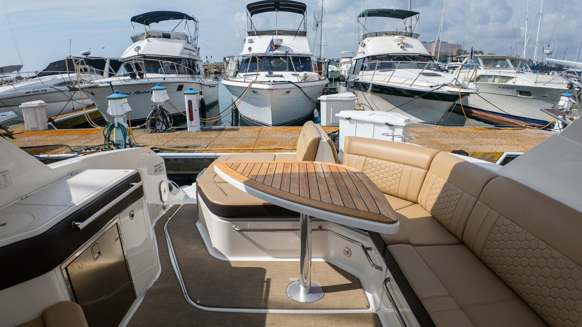 2019 Sea Ray 320 Sundancer — photo 44