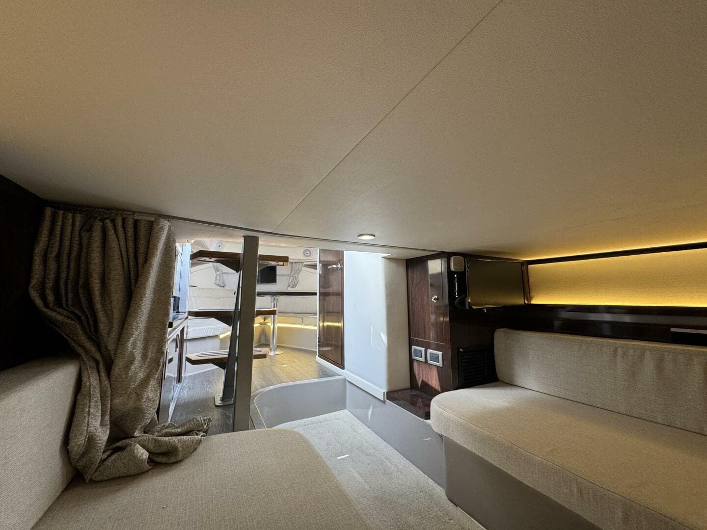 2019 Sea Ray 320 Sundancer — photo 78