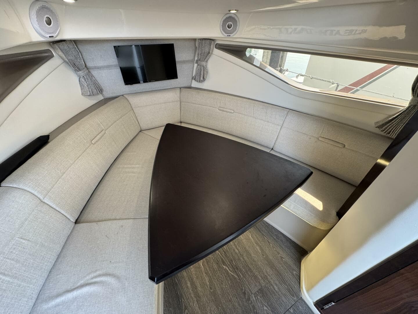 2019 Sea Ray 320 Sundancer — photo 75