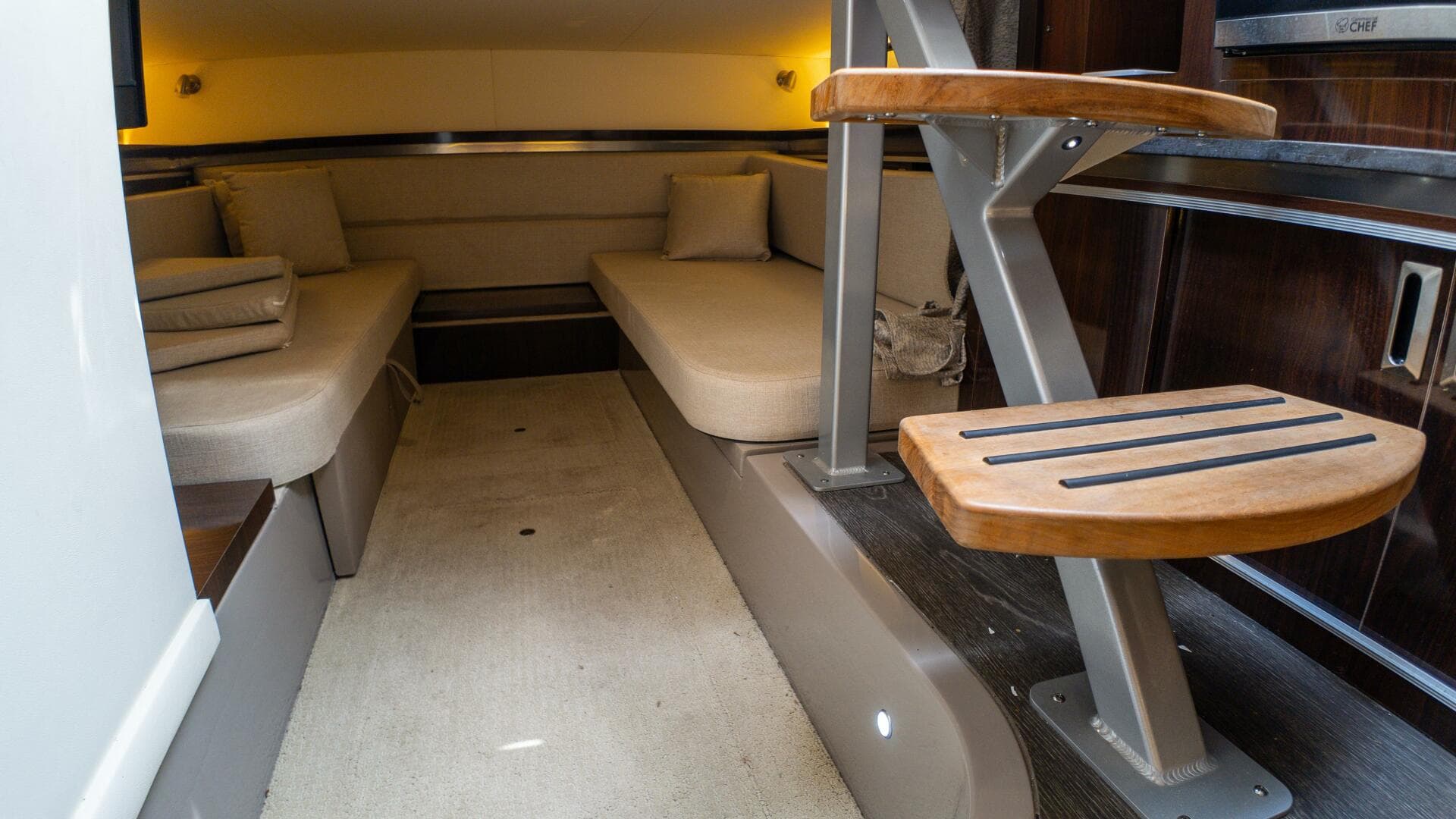 2019 Sea Ray 320 Sundancer — photo 45