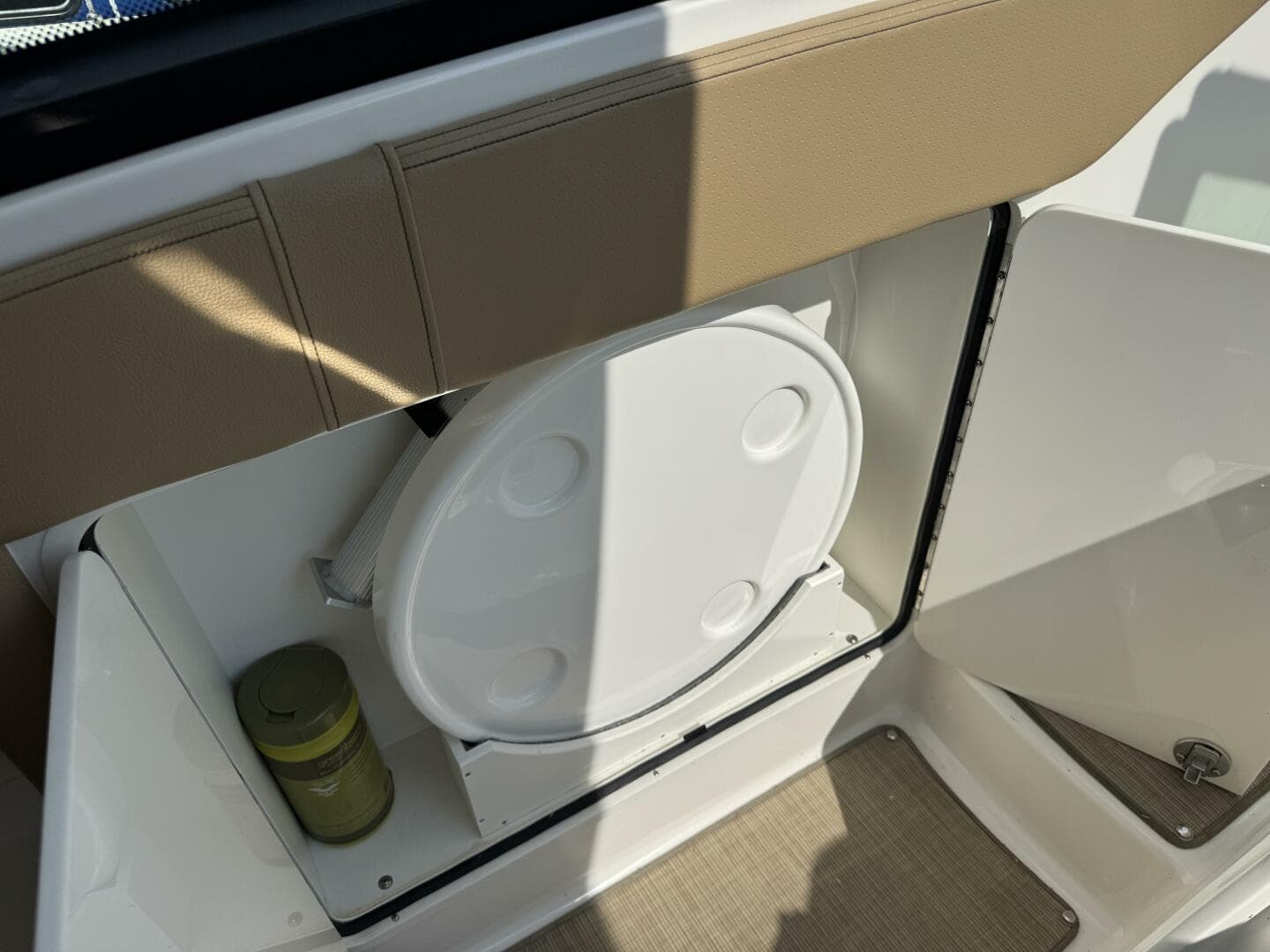 2019 Sea Ray 320 Sundancer — photo 91