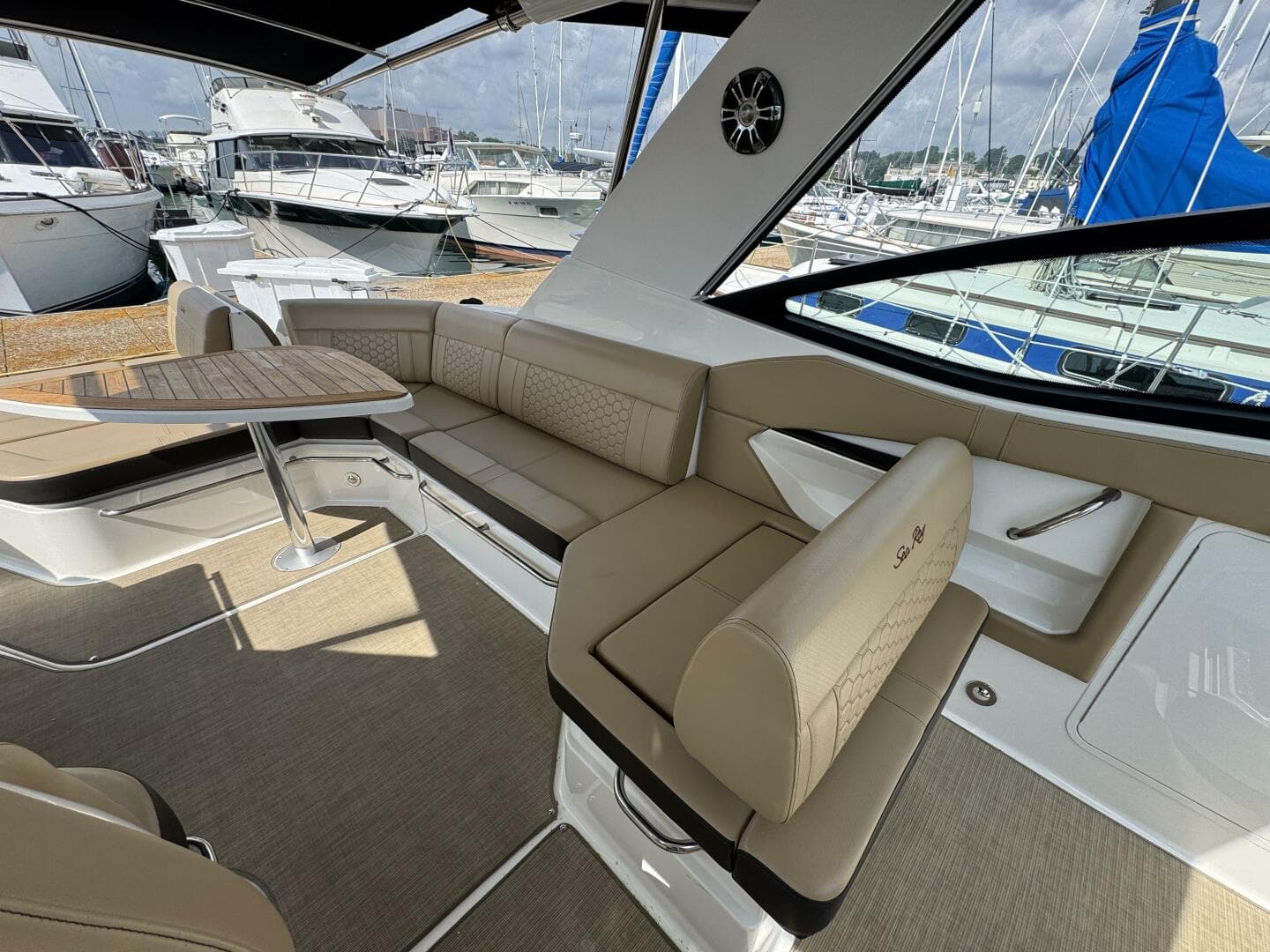 2019 Sea Ray 320 Sundancer — photo 97