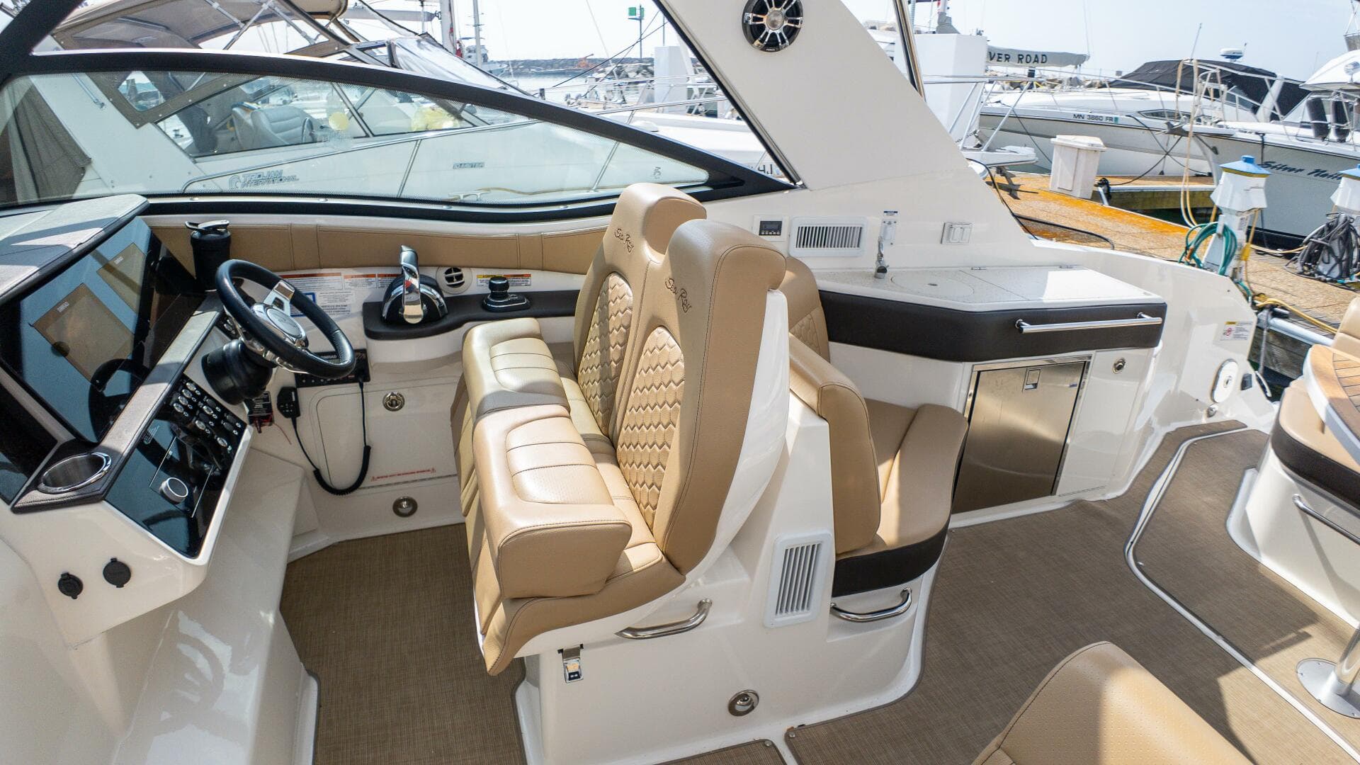 2019 Sea Ray 320 Sundancer — photo 63