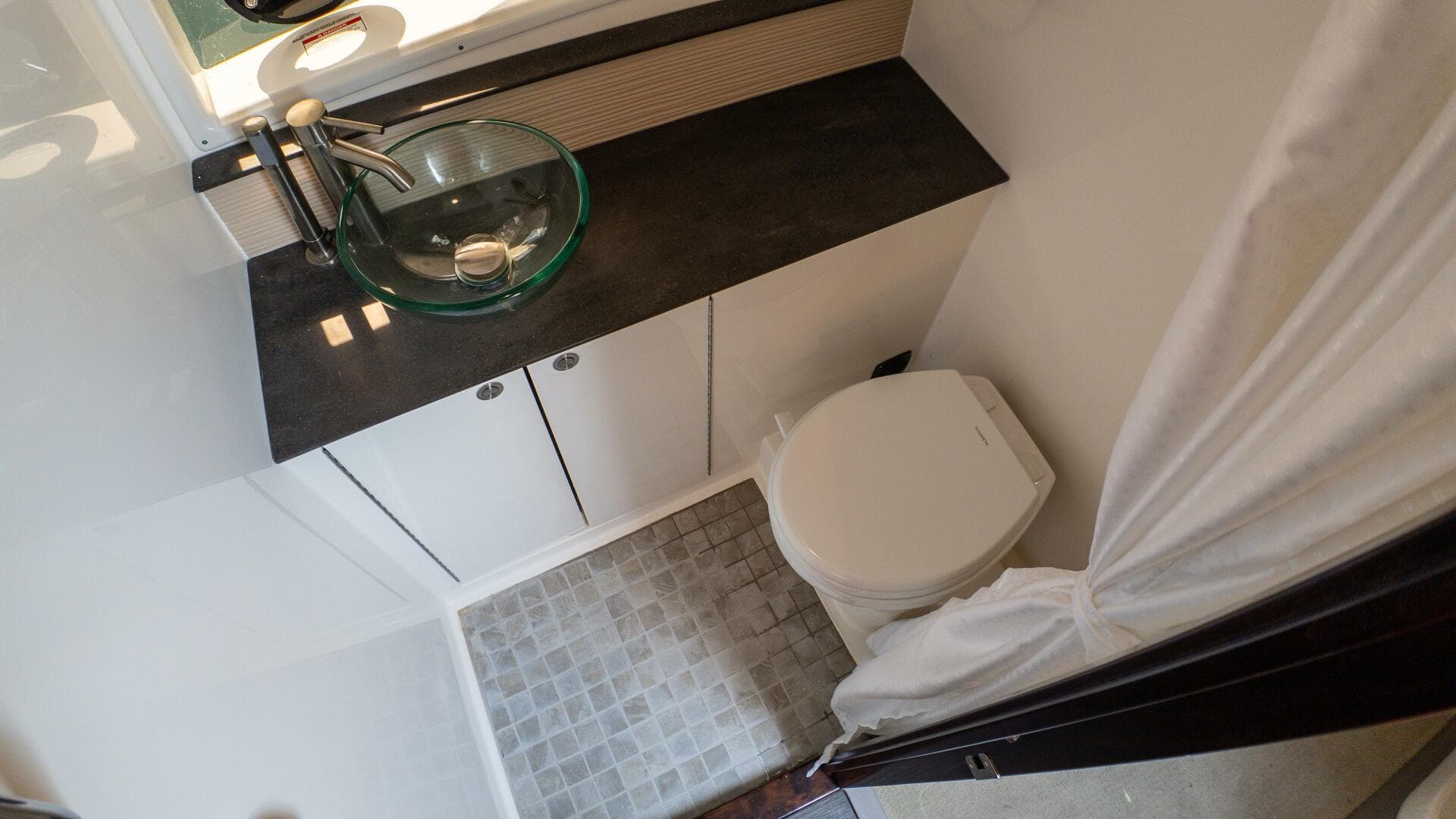 2019 Sea Ray 320 Sundancer — photo 36