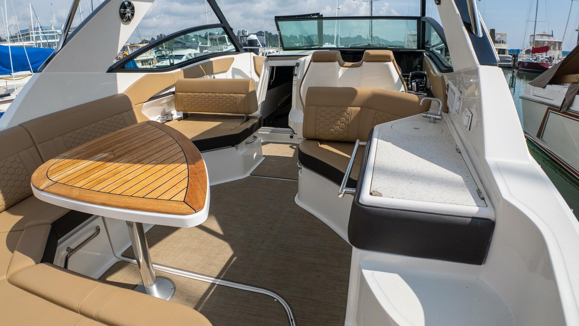 2019 Sea Ray 320 Sundancer — photo 43