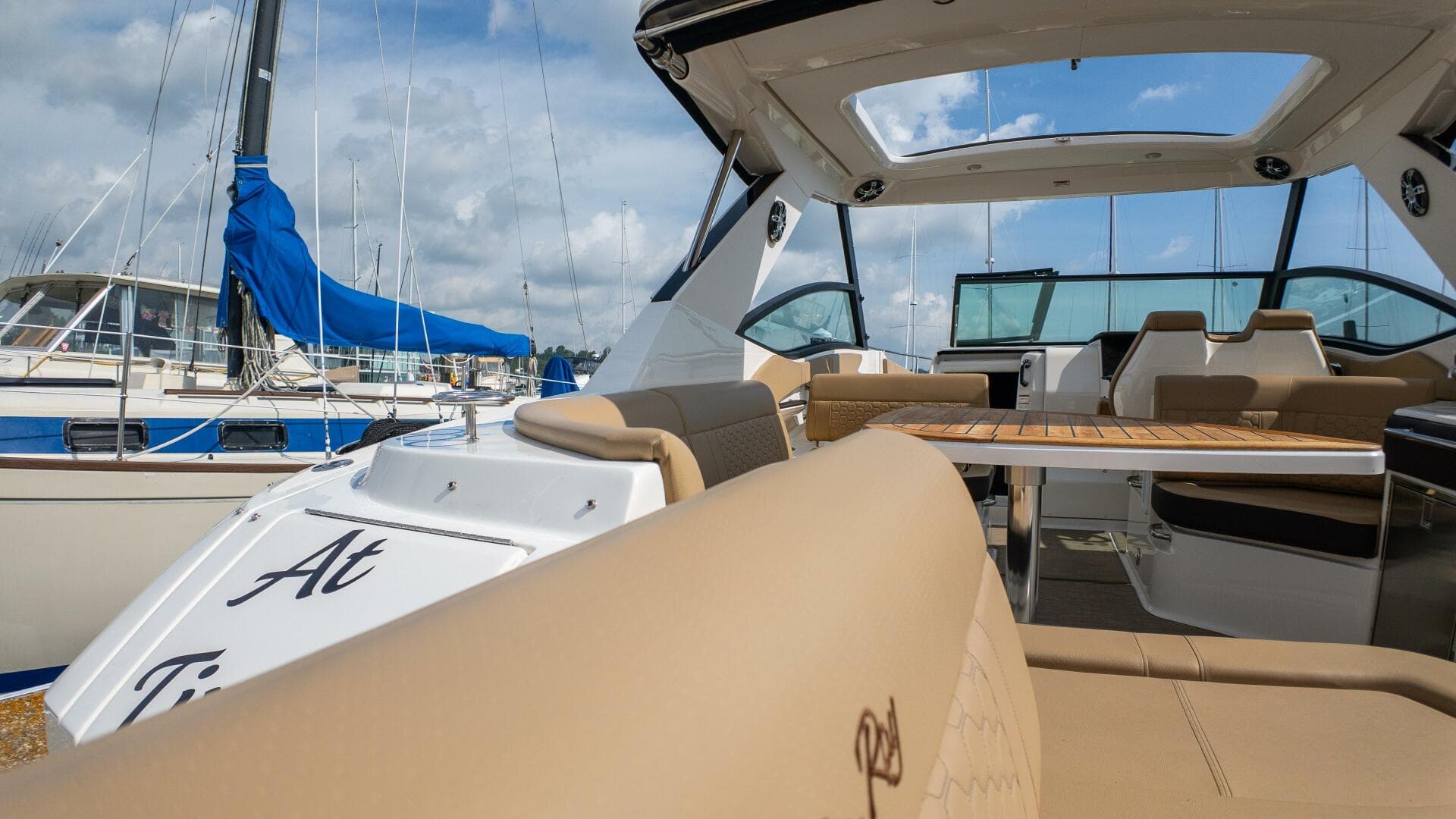 2019 Sea Ray 320 Sundancer — photo 57