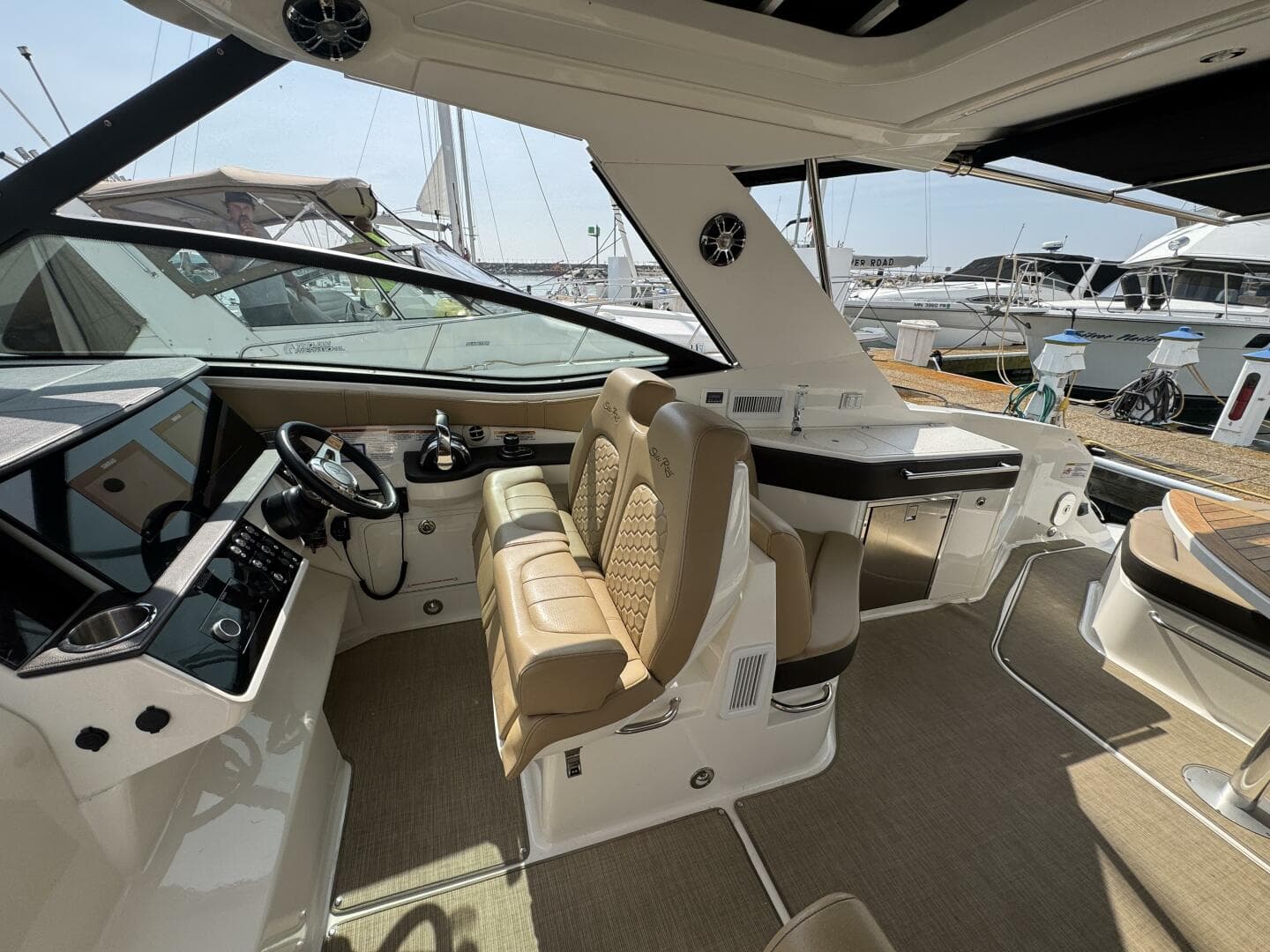 2019 Sea Ray 320 Sundancer — photo 96