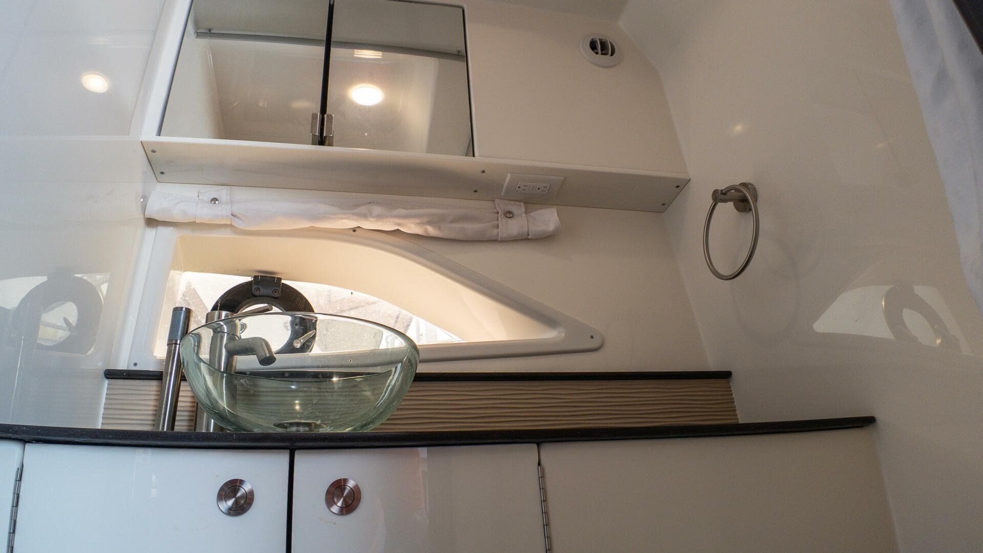2019 Sea Ray 320 Sundancer — photo 37