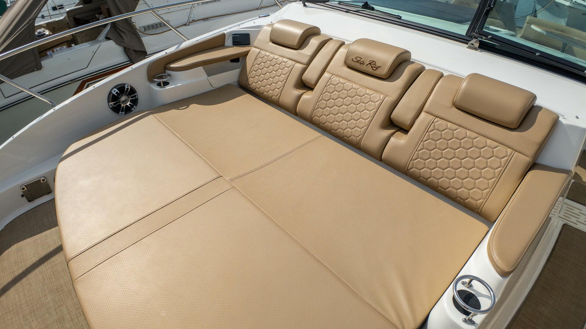 2019 Sea Ray 320 Sundancer — photo 55