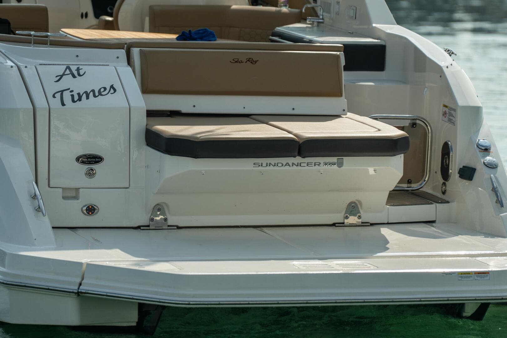 2019 Sea Ray 320 Sundancer — photo 17